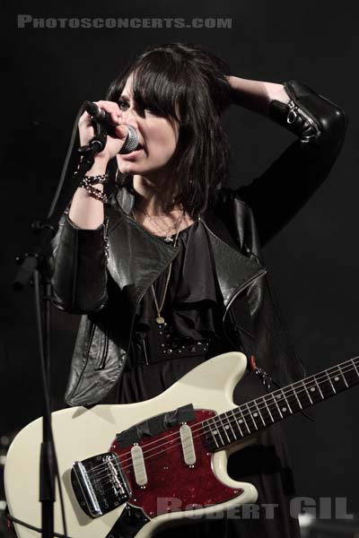 HOWLING BELLS - 2009-08-01 - PAREDES DE COURA (Portugal) - Praia do Tabuao - 